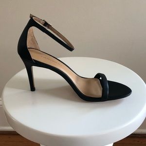 NWT. Banana Republic black strapped heel